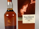 une bouteille de whisky Talsker à côté d'un carton