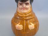 une figurine en céramique représentant un homme coiffé d'un chapeau