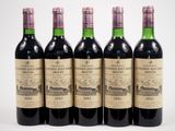 six bouteilles de vin sont alignées sur une surface blanche