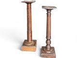 paire de bougeoirs anciens en laiton sur des socles en bois