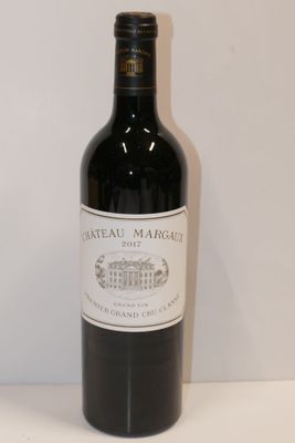 une bouteille de vin posée sur une table