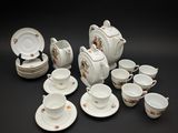 de nombreux types de tasses à thé et de soucoupes sur la table