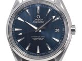 une image montrant un gros plan d'une montre au cadran bleu