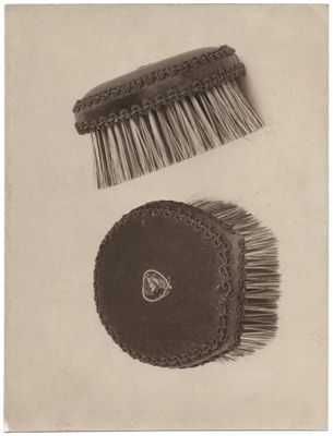 une photo représentant une brosse et un peigne posés sur une table