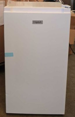 un réfrigérateur blanc placé dans une pièce