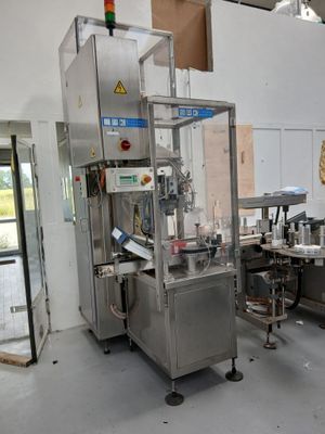 une image d'une machine à l'intérieur d'un bâtiment