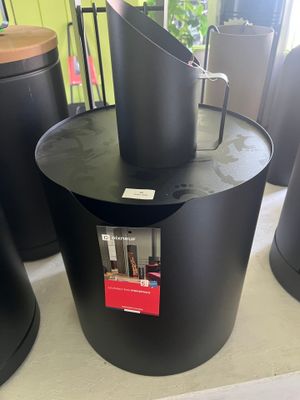 une table noire sur laquelle se trouve un porte-revues