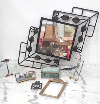une photo représentant une table avec un miroir et un cadre photo