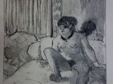 un dessin en noir et blanc représentant une femme assise sur un lit
