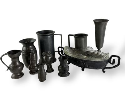 de nombreux types de vases et de pichets sur la table