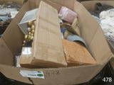 une boîte en carton contenant de nombreux objets