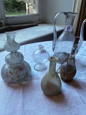 une table recouverte d'une nappe blanche et sur laquelle sont posés des vases