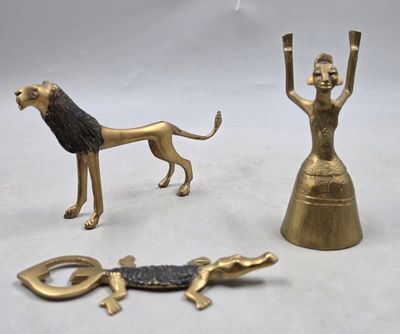 figurines en laiton représentant une femme, un lion et un chien