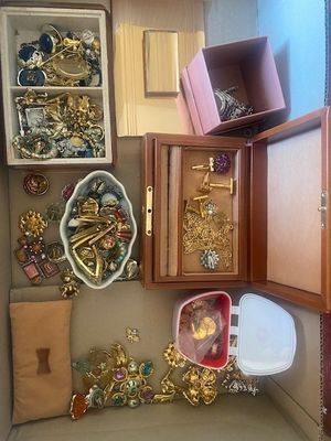 une boîte avec un tas de bijoux à l'intérieur