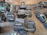 beaucoup d'outils électriques qui traînent par terre