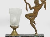 une image représentant une statue de femme tenant un vase, posée sur un socle en marbre