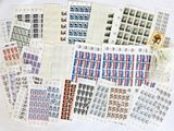 un lot de timbres posés sur une table