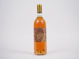 une bouteille de vin posée sur une table