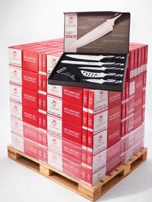 une pile de boîtes rouges contenant un couteau