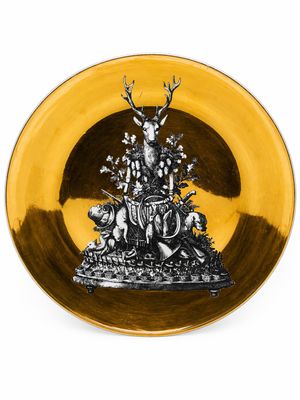 assiette jaune et noire ornée d'un cerf et d'une biche