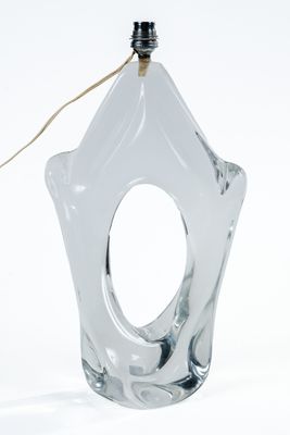 une bouteille en verre transparent à laquelle est attachée une ficelle marron