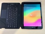 une tablette et un ordinateur portable posés côte à côte sur un bureau