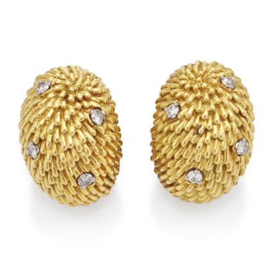 une paire de boucles d'oreilles en or et diamants