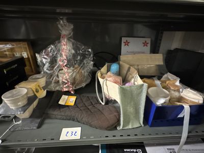 de nombreux articles en rayon dans le magasin, destinés à la vente
