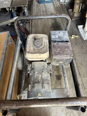 une petite machine qui se trouve dans un garage