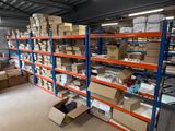 de nombreux cartons et boîtes sur les étagères de l'entrepôt