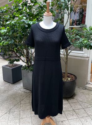 une robe noire sur un mannequin devant une boutique