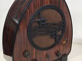 une vieille radio posée sur une table, à côté d'une télécommande