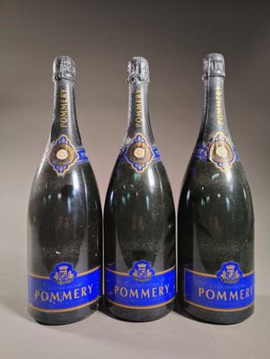 trois bouteilles de vin sont alignées sur une table