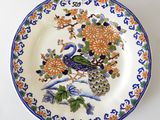 l'image d'une assiette sur laquelle figurent un oiseau et des fleurs