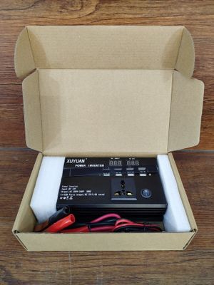 une boîte contenant une batterie et un chargeur