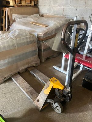 un chariot sur lequel est posé un matelas, dans une pièce