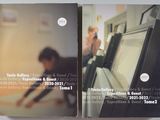 deux livres posés sur une table