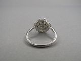 gros plan d'une bague en diamant sur une surface grise