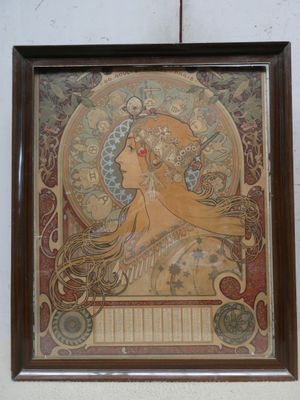 tableau représentant une femme avec une fleur dans les cheveux, accroché au mur