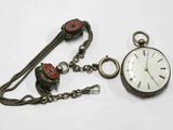 une montre de poche en argent et une chaîne ornée d'une fleur rouge