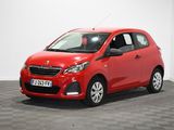 une voiture rouge est garée dans une pièce au sol en damier