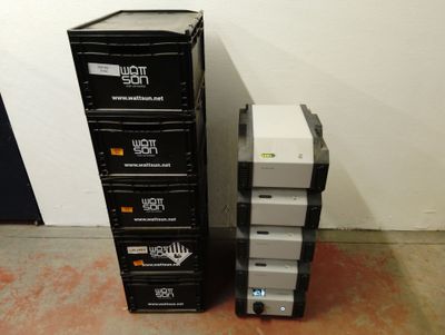 une pile de cartons posés les uns à côté des autres par terre