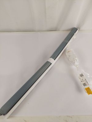 un couteau posé sur une feuille de papier