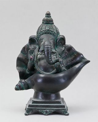 une image représentant une statue en bronze d'un éléphant posée sur un bol