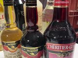 Plusieurs bouteilles de différents types de vin sont alignées sur une table