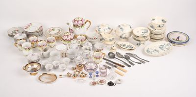 de nombreux types différents de plats et d'ustensiles sur la table