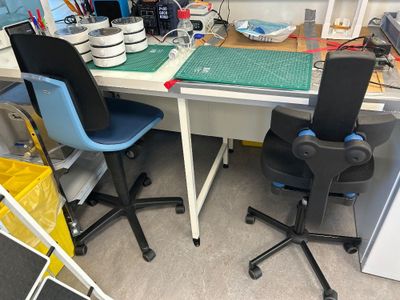 2 chaises de laboratoire - Photo 1