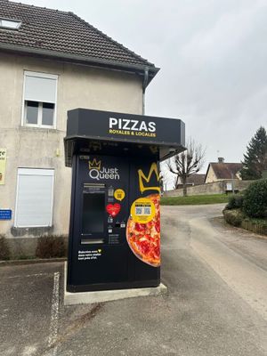 un distributeur automatique de pizzas au bord de la route