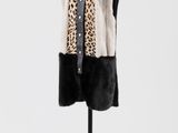 un gilet pour femme à imprimé léopard et bordures en cuir noir