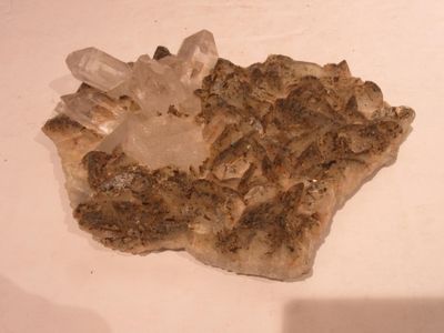 un morceau de roche recouvert de nombreux cristaux